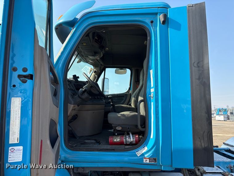 image for item EC8216 2014 Freightliner Cascadia semi truck