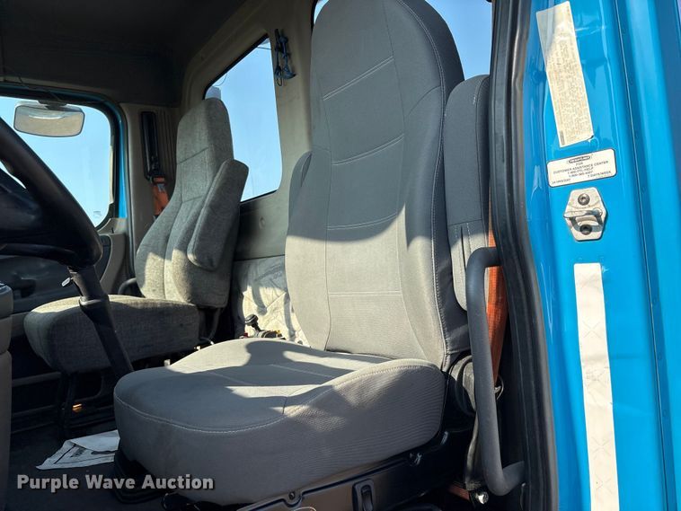 image for item EC8216 2014 Freightliner Cascadia semi truck