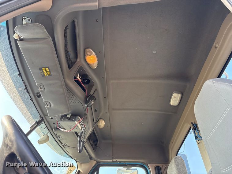 image for item EC8216 2014 Freightliner Cascadia semi truck