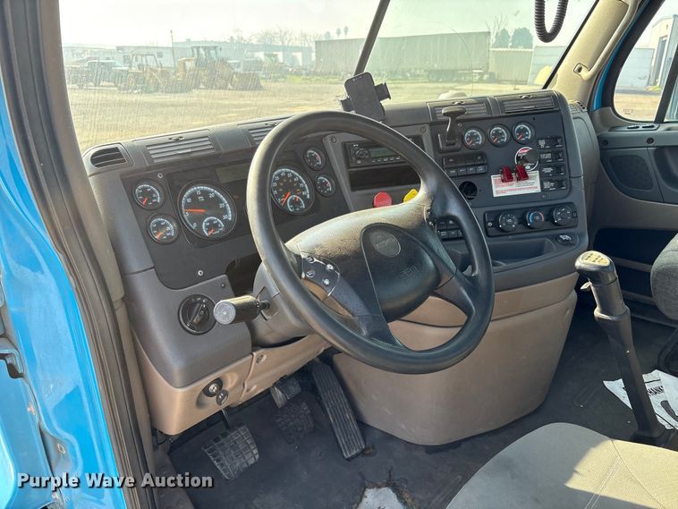 image for item EC8216 2014 Freightliner Cascadia semi truck