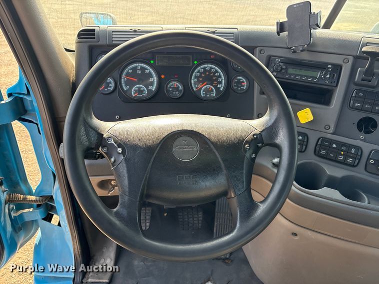 image for item EC8216 2014 Freightliner Cascadia semi truck