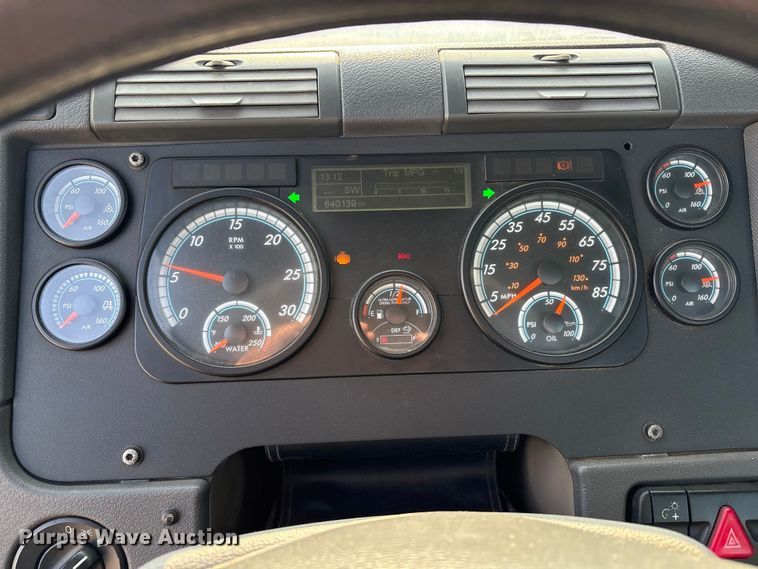 image for item EC8216 2014 Freightliner Cascadia semi truck