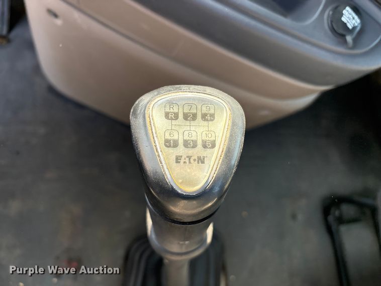 image for item EC8216 2014 Freightliner Cascadia semi truck