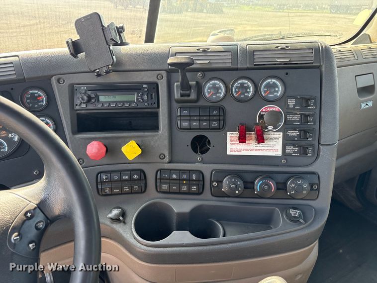 image for item EC8216 2014 Freightliner Cascadia semi truck