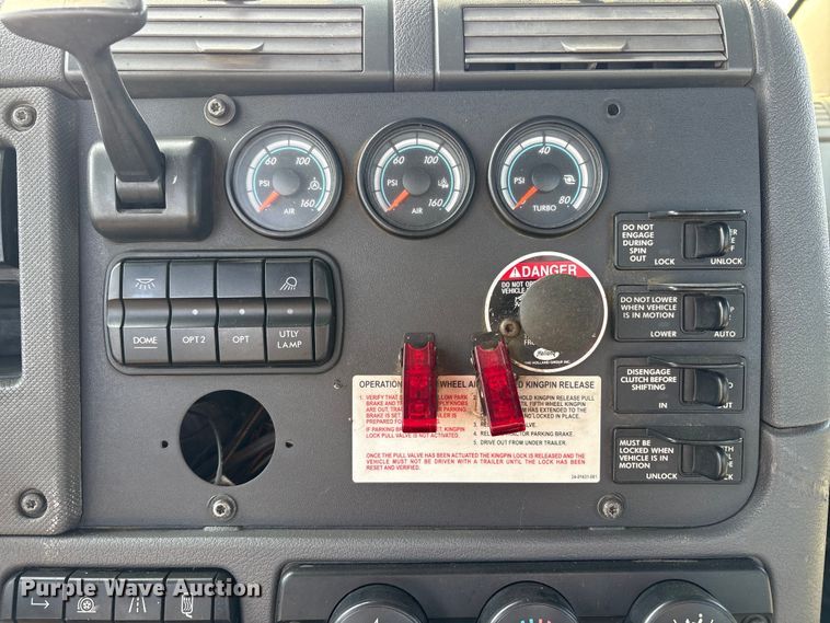 image for item EC8216 2014 Freightliner Cascadia semi truck