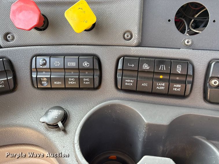 image for item EC8216 2014 Freightliner Cascadia semi truck