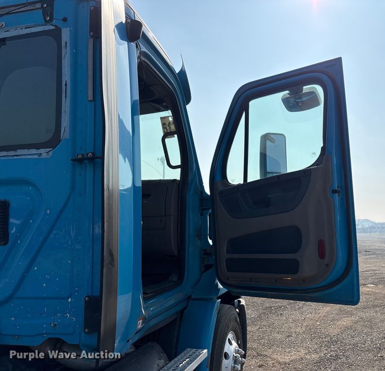 image for item EC8216 2014 Freightliner Cascadia semi truck