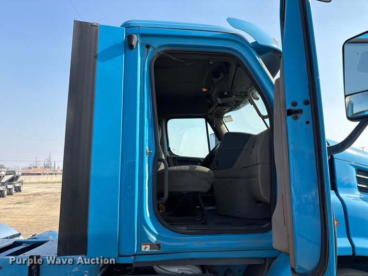 image for item EC8216 2014 Freightliner Cascadia semi truck