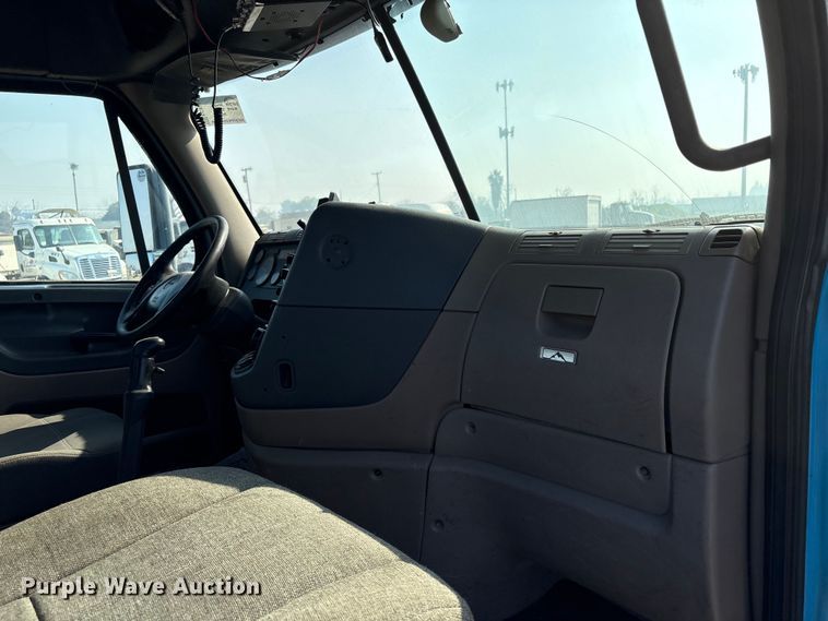 image for item EC8216 2014 Freightliner Cascadia semi truck