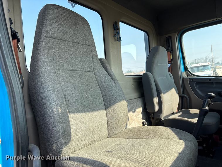 image for item EC8216 2014 Freightliner Cascadia semi truck