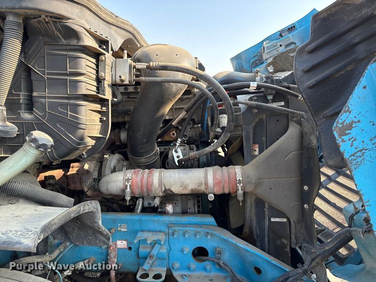 image for item EC8216 2014 Freightliner Cascadia semi truck