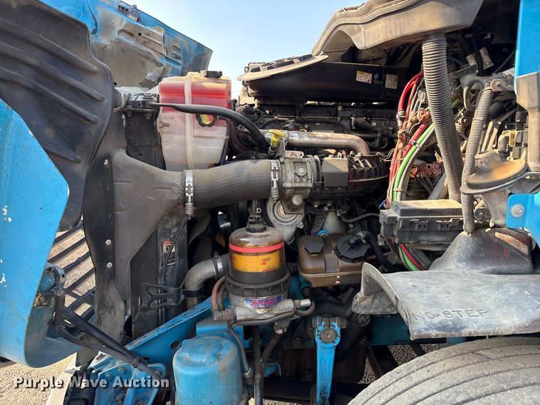 image for item EC8216 2014 Freightliner Cascadia semi truck