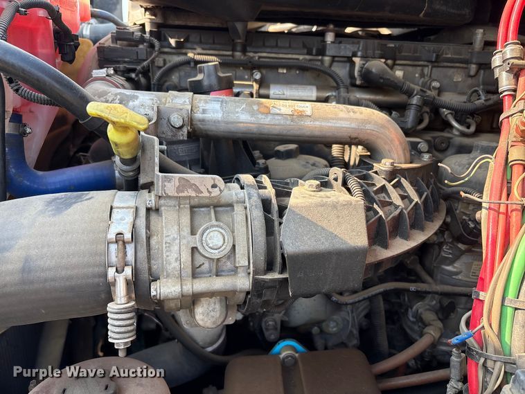 image for item EC8216 2014 Freightliner Cascadia semi truck