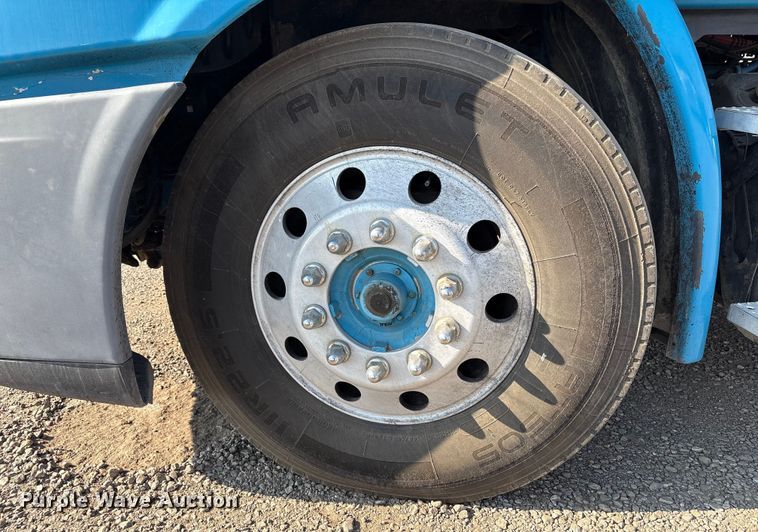 image for item EC8216 2014 Freightliner Cascadia semi truck