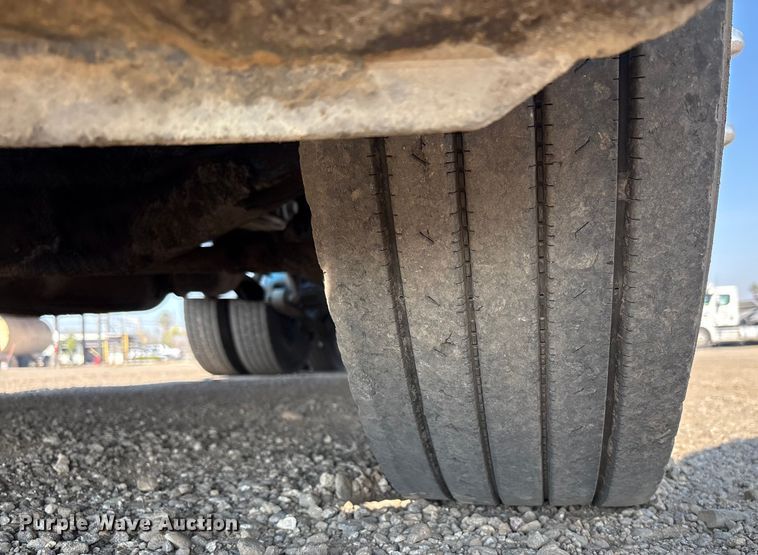 image for item EC8216 2014 Freightliner Cascadia semi truck