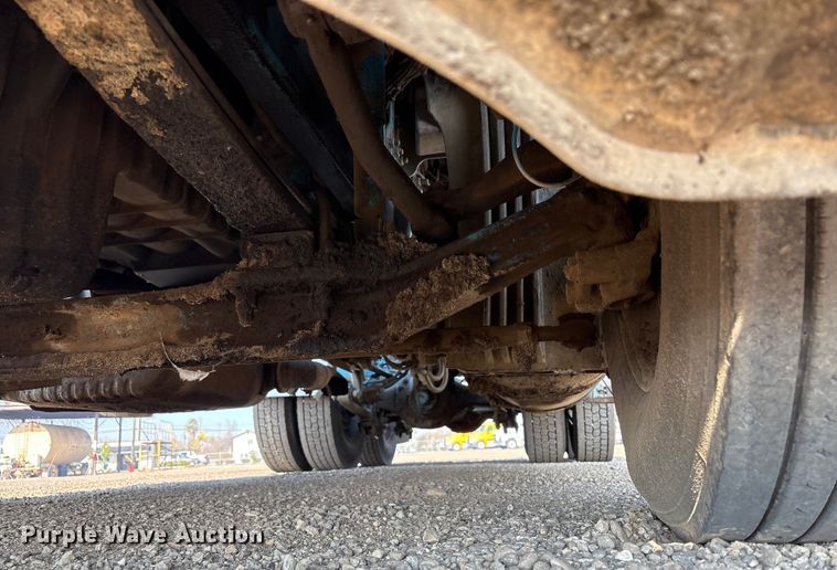 image for item EC8216 2014 Freightliner Cascadia semi truck