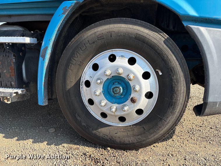 image for item EC8216 2014 Freightliner Cascadia semi truck