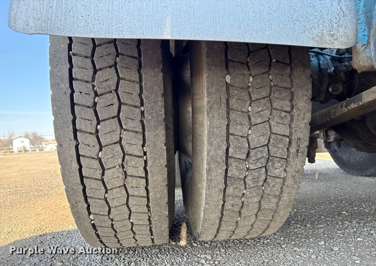 image for item EC8216 2014 Freightliner Cascadia semi truck