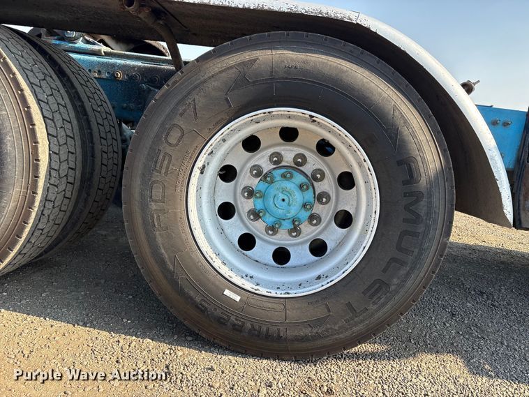 image for item EC8216 2014 Freightliner Cascadia semi truck