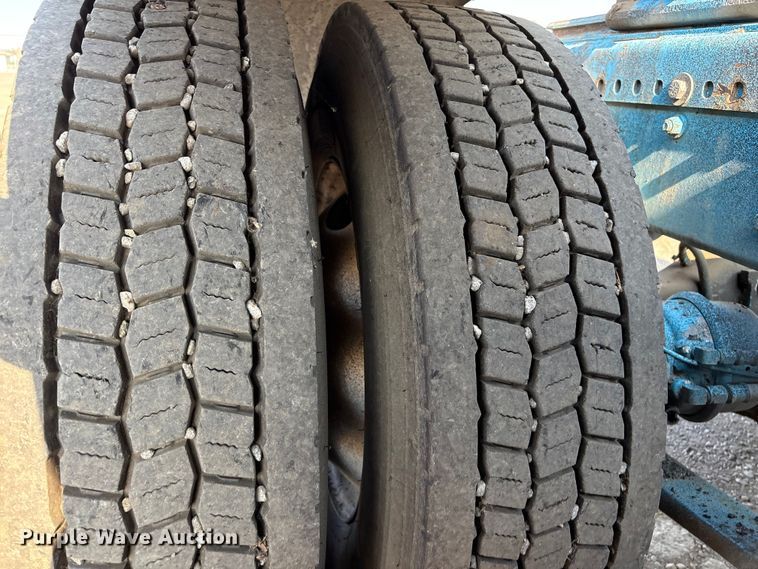 image for item EC8216 2014 Freightliner Cascadia semi truck