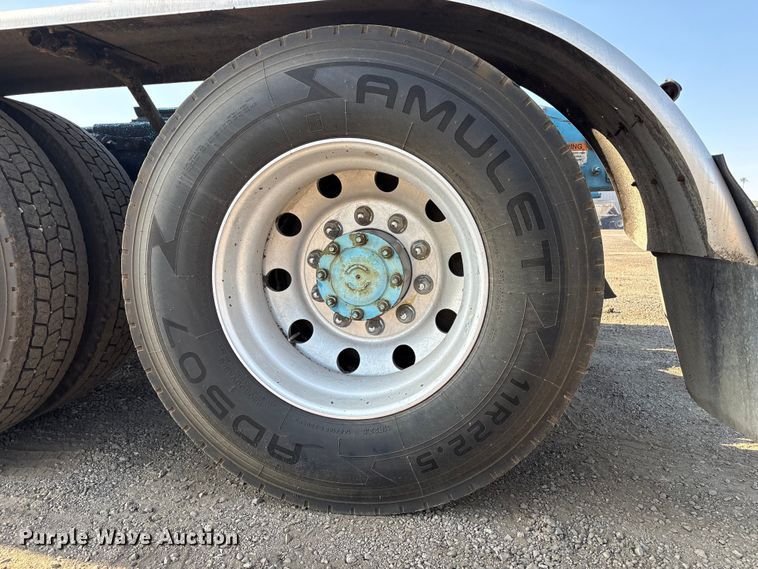 image for item EC8216 2014 Freightliner Cascadia semi truck