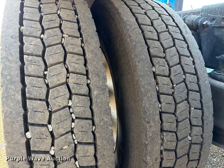 image for item EC8216 2014 Freightliner Cascadia semi truck