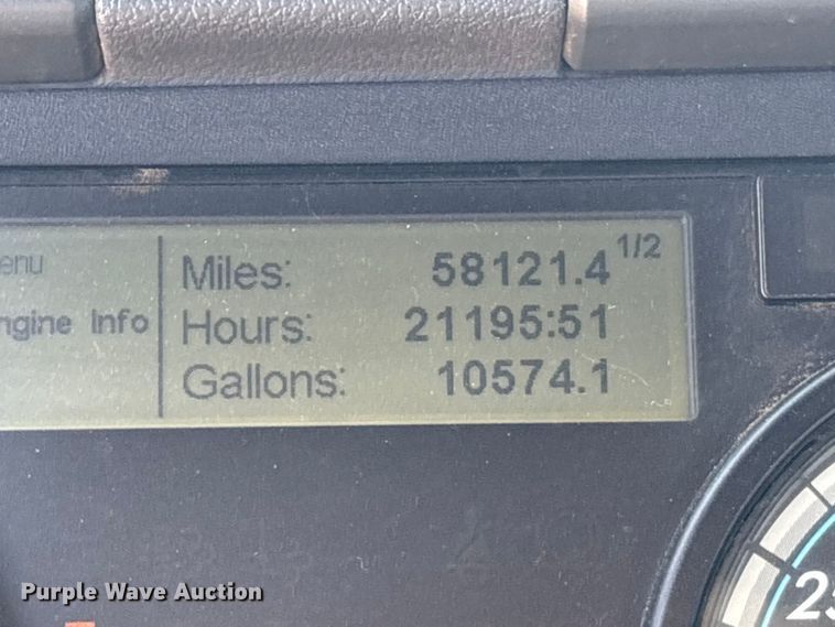 image for item EC8216 2014 Freightliner Cascadia semi truck