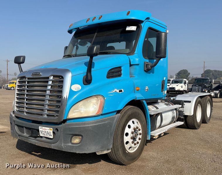 image for item EC8217 2014 Freightliner Cascadia semi truck