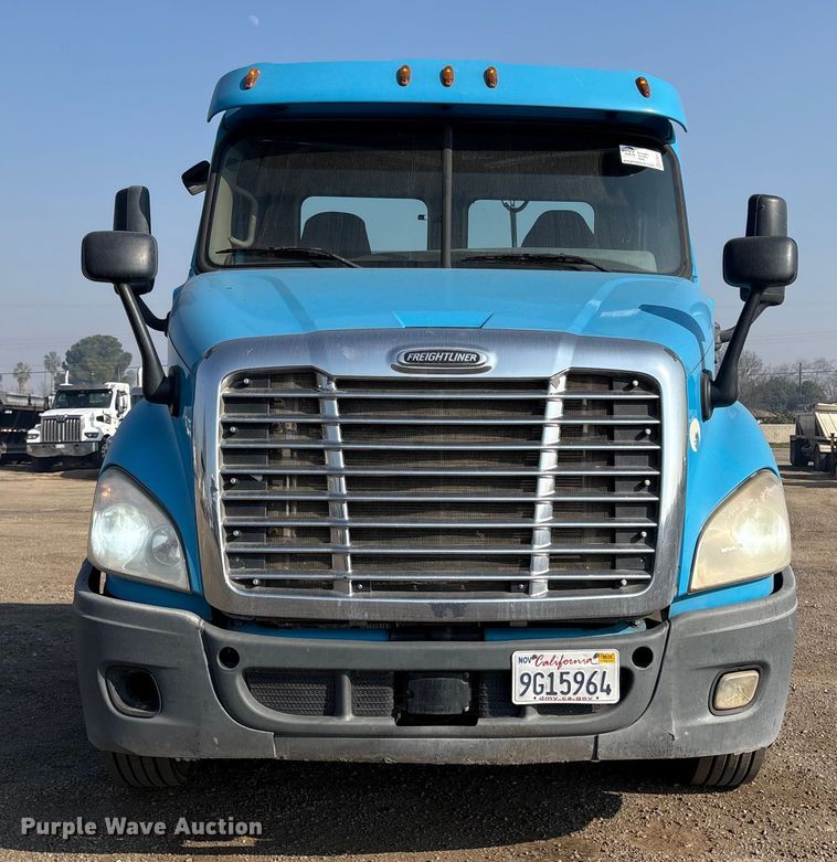 image for item EC8217 2014 Freightliner Cascadia semi truck