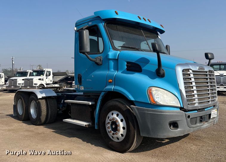 image for item EC8217 2014 Freightliner Cascadia semi truck