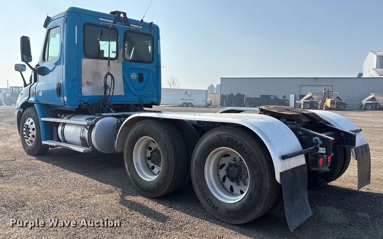 image for item EC8217 2014 Freightliner Cascadia semi truck
