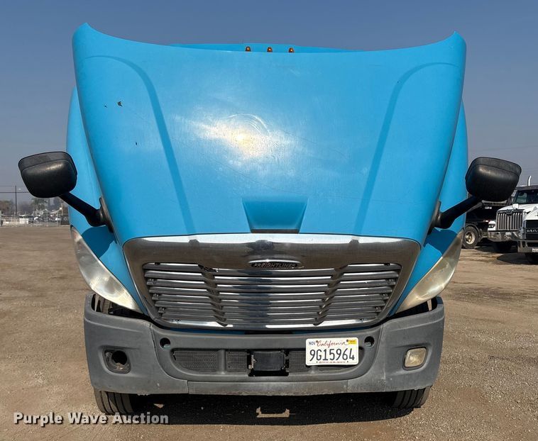image for item EC8217 2014 Freightliner Cascadia semi truck