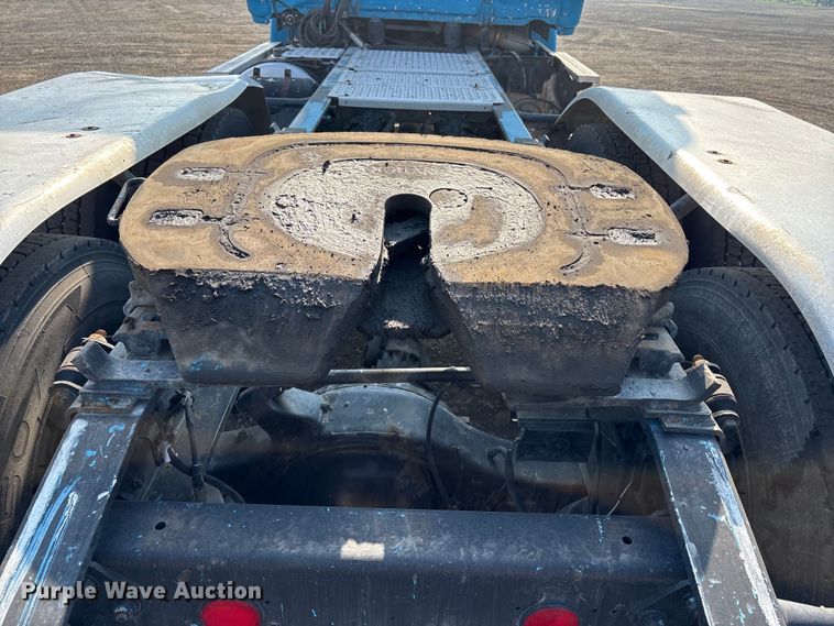 image for item EC8217 2014 Freightliner Cascadia semi truck