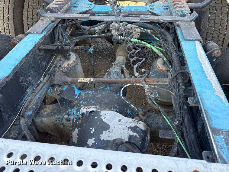 image for item EC8217 2014 Freightliner Cascadia semi truck