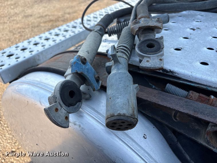 image for item EC8217 2014 Freightliner Cascadia semi truck