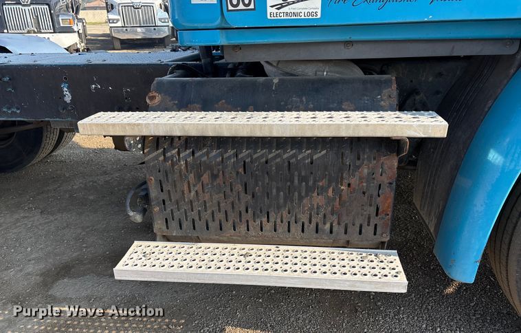 image for item EC8217 2014 Freightliner Cascadia semi truck