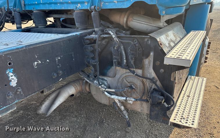 image for item EC8217 2014 Freightliner Cascadia semi truck