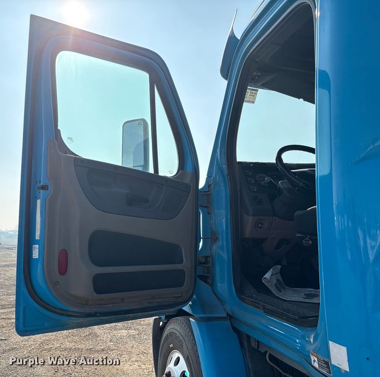 image for item EC8217 2014 Freightliner Cascadia semi truck