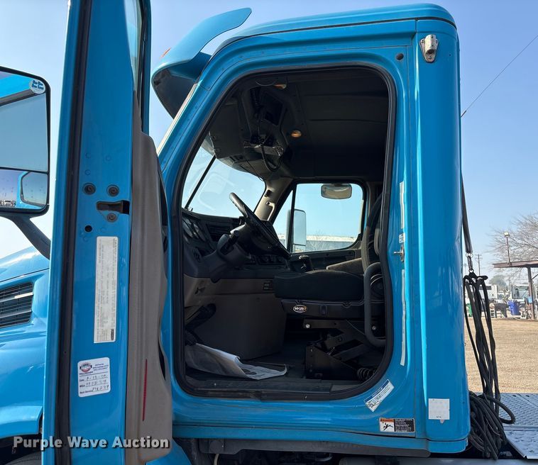 image for item EC8217 2014 Freightliner Cascadia semi truck