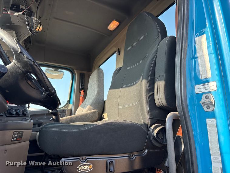 image for item EC8217 2014 Freightliner Cascadia semi truck