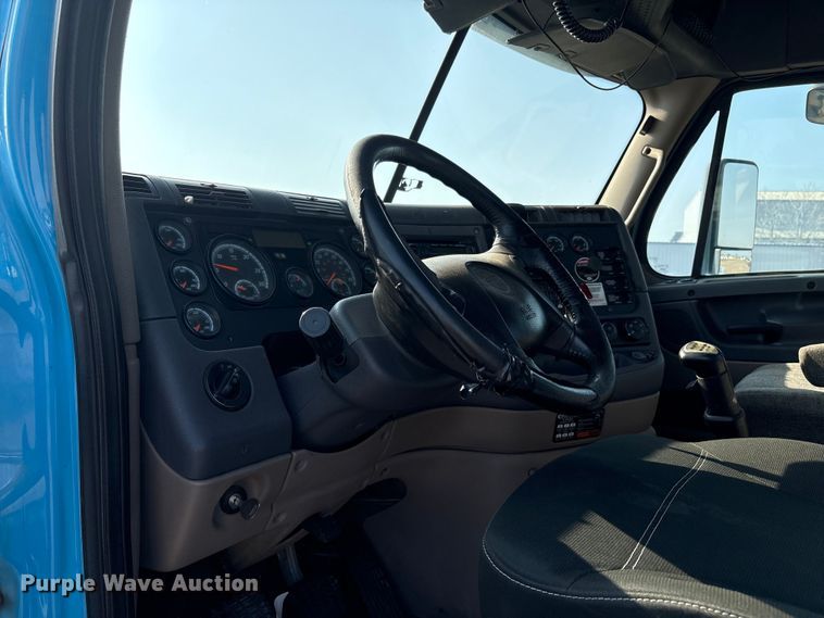 image for item EC8217 2014 Freightliner Cascadia semi truck