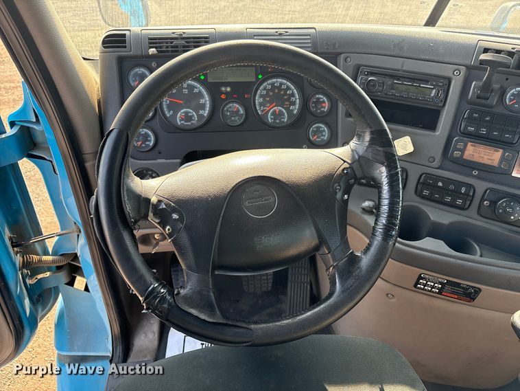 image for item EC8217 2014 Freightliner Cascadia semi truck