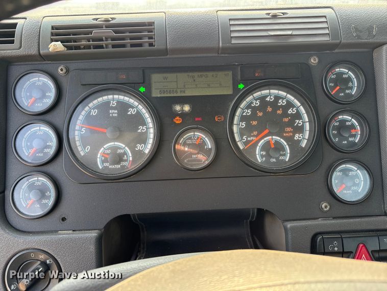 image for item EC8217 2014 Freightliner Cascadia semi truck