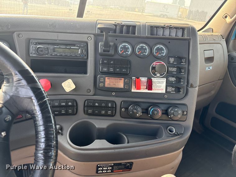 image for item EC8217 2014 Freightliner Cascadia semi truck