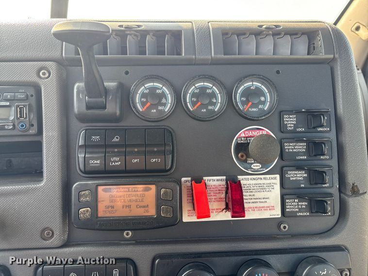 image for item EC8217 2014 Freightliner Cascadia semi truck