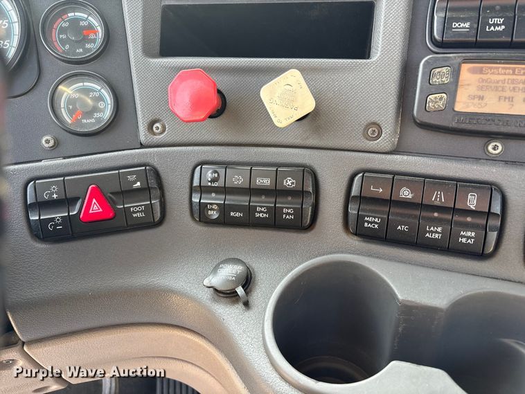 image for item EC8217 2014 Freightliner Cascadia semi truck