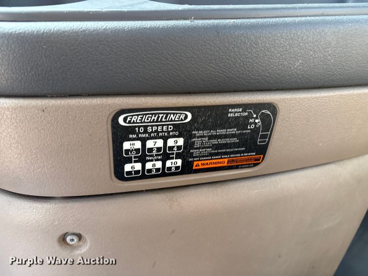 image for item EC8217 2014 Freightliner Cascadia semi truck