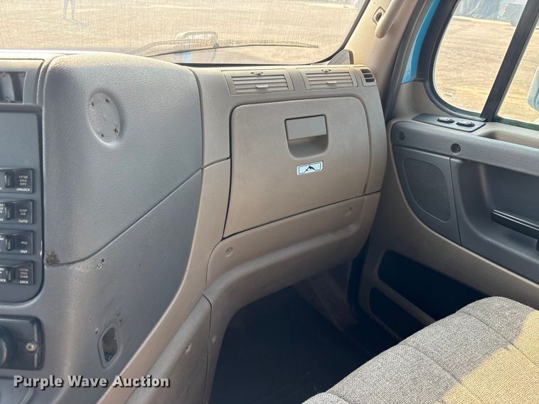 image for item EC8217 2014 Freightliner Cascadia semi truck