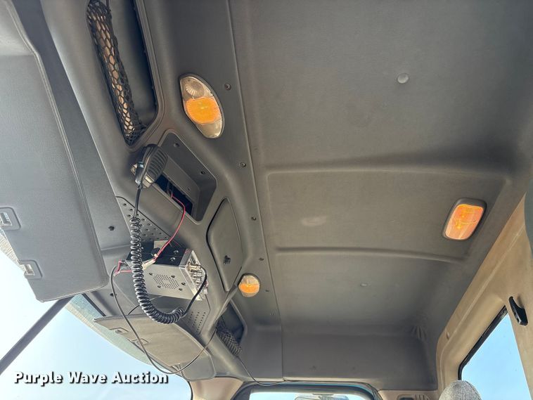 image for item EC8217 2014 Freightliner Cascadia semi truck