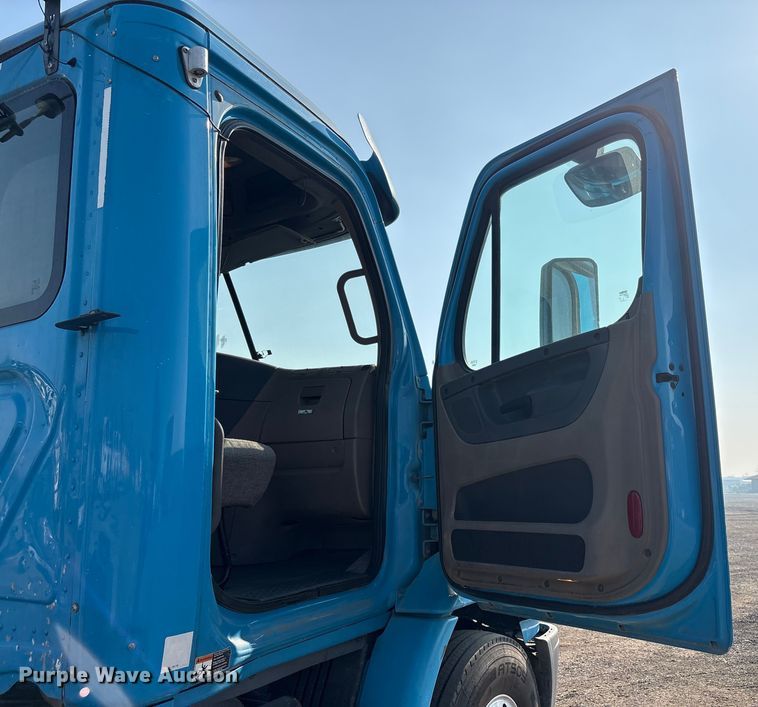 image for item EC8217 2014 Freightliner Cascadia semi truck